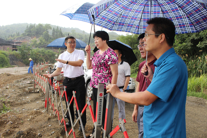 龍南縣委書記繆蘭英視察我司臨塘稀土礦山尾水收集處理站建設(shè)項目